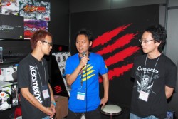 画像ギャラリー No.001のサムネイル画像 / ［TGS 2012］Mad Catzブースで行われた「ソウルキャリバーV」のエキシビションマッチ，シャイニングデコポン選手vs.ときど選手の対戦ムービーを掲載。小田嶋Dからのメッセージも
