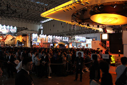 画像ギャラリー No.003のサムネイル画像 / ［TGS 2011］JAM Projectと美郷あきさんが熱唱！ バンダイナムコゲームスステージのトリを飾った「スパロボスペシャルライブ」