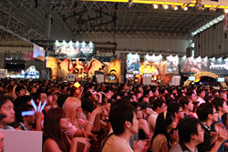 画像ギャラリー No.004のサムネイル画像 / ［TGS 2011］JAM Projectと美郷あきさんが熱唱！ バンダイナムコゲームスステージのトリを飾った「スパロボスペシャルライブ」