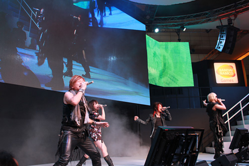 画像ギャラリー No.005のサムネイル画像 / ［TGS 2011］JAM Projectと美郷あきさんが熱唱！ バンダイナムコゲームスステージのトリを飾った「スパロボスペシャルライブ」