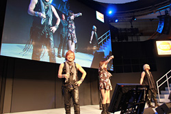 画像ギャラリー No.006のサムネイル画像 / ［TGS 2011］JAM Projectと美郷あきさんが熱唱！ バンダイナムコゲームスステージのトリを飾った「スパロボスペシャルライブ」