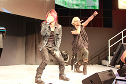 画像ギャラリー No.010のサムネイル画像 / ［TGS 2011］JAM Projectと美郷あきさんが熱唱！ バンダイナムコゲームスステージのトリを飾った「スパロボスペシャルライブ」