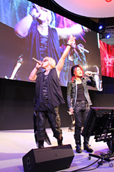画像ギャラリー No.024のサムネイル画像 / ［TGS 2011］JAM Projectと美郷あきさんが熱唱！ バンダイナムコゲームスステージのトリを飾った「スパロボスペシャルライブ」