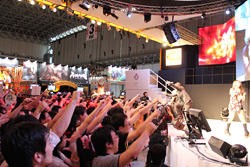 画像ギャラリー No.027のサムネイル画像 / ［TGS 2011］JAM Projectと美郷あきさんが熱唱！ バンダイナムコゲームスステージのトリを飾った「スパロボスペシャルライブ」