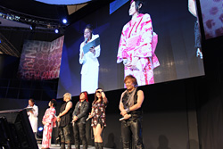 画像ギャラリー No.028のサムネイル画像 / ［TGS 2011］JAM Projectと美郷あきさんが熱唱！ バンダイナムコゲームスステージのトリを飾った「スパロボスペシャルライブ」