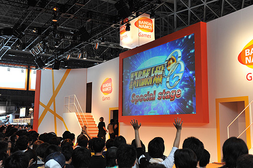 画像ギャラリー No.003のサムネイル画像 / ［TGS 2012］「第2次スーパーロボット大戦OG」イベントステージをレポート。初公開の戦闘シーンやJAM Projectのライブで大盛り上がり 