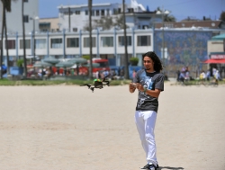 画像ギャラリー No.004のサムネイル画像 / ［E3 2011］スマートフォンで操作できるラジコンヘリ「AR.Drone」がAndroidに対応。ナンバーワンパイロットを決める世界大会開催も決定