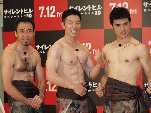 画像ギャラリー No.005のサムネイル画像 / リアル三角頭が誕生!? 筋肉芸人3人が自慢の肉体を競った「サイレントヒル リベレーション3D」公開記念イベント
