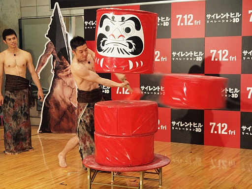 画像ギャラリー No.010のサムネイル画像 / リアル三角頭が誕生!? 筋肉芸人3人が自慢の肉体を競った「サイレントヒル リベレーション3D」公開記念イベント