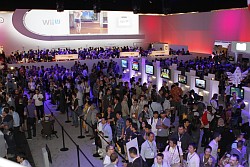 画像ギャラリー No.001のサムネイル画像 / ［E3 2011］さっそく「Wii U」を触ってみた！　タッチスクリーン搭載のコントローラによって遊びの幅が大きく広がる予感