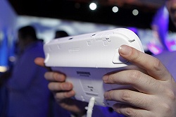 画像ギャラリー No.003のサムネイル画像 / ［E3 2011］さっそく「Wii U」を触ってみた！　タッチスクリーン搭載のコントローラによって遊びの幅が大きく広がる予感