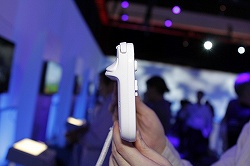 画像ギャラリー No.004のサムネイル画像 / ［E3 2011］さっそく「Wii U」を触ってみた！　タッチスクリーン搭載のコントローラによって遊びの幅が大きく広がる予感