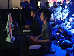 画像ギャラリー No.006のサムネイル画像 / 「BLAZBLUE」シリーズでの初開催となった「GODSGARDEN #5」。12時間以上にわたり熱戦が繰り広げられた会場からのフォトレポートを掲載