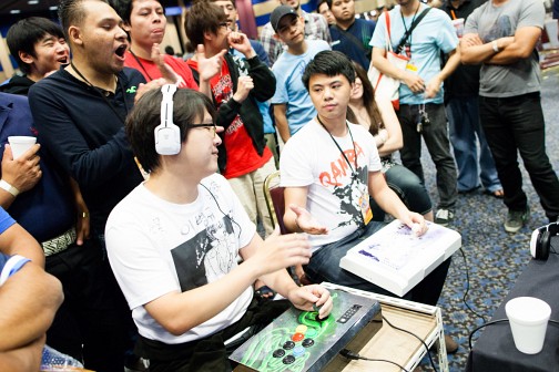 画像ギャラリー No.025のサムネイル画像 / ［EVO2014］ときど選手の活躍なるか。「KOF XIII」決勝を含む「Evolution 2014」2日目まとめ。「UMvC3」「BBCP」などの予選にも注目