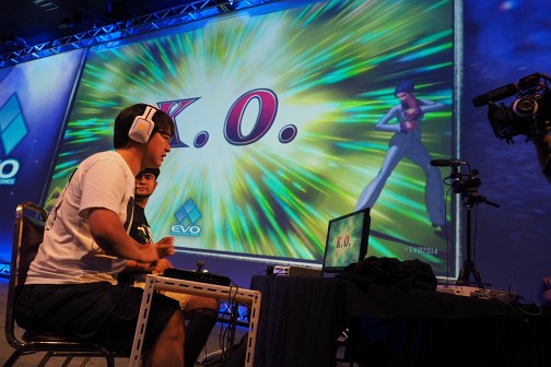 画像ギャラリー No.033のサムネイル画像 / ［EVO2014］ときど選手の活躍なるか。「KOF XIII」決勝を含む「Evolution 2014」2日目まとめ。「UMvC3」「BBCP」などの予選にも注目