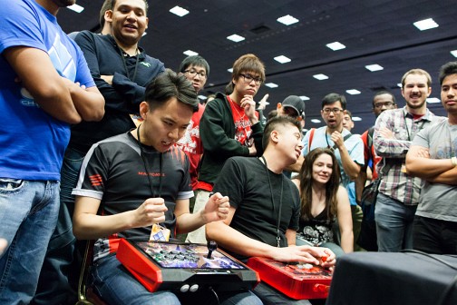 画像ギャラリー No.038のサムネイル画像 / ［EVO2014］ときど選手の活躍なるか。「KOF XIII」決勝を含む「Evolution 2014」2日目まとめ。「UMvC3」「BBCP」などの予選にも注目