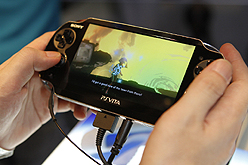 画像ギャラリー No.002のサムネイル画像 / ［E3 2011］「SIREN」の外山圭一郎氏が手がけるPS Vitaローンチタイトル「GRAVITY DAZE」をさっそくプレイ。浮遊感とスピード感，そして独特のグラフィックスがたまらない