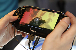 画像ギャラリー No.010のサムネイル画像 / ［E3 2011］「SIREN」の外山圭一郎氏が手がけるPS Vitaローンチタイトル「GRAVITY DAZE」をさっそくプレイ。浮遊感とスピード感，そして独特のグラフィックスがたまらない