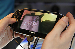 画像ギャラリー No.011のサムネイル画像 / ［E3 2011］「SIREN」の外山圭一郎氏が手がけるPS Vitaローンチタイトル「GRAVITY DAZE」をさっそくプレイ。浮遊感とスピード感，そして独特のグラフィックスがたまらない
