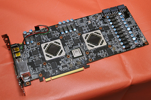 画像ギャラリー No.007のサムネイル画像 / ［COMPUTEX］PowerColor，「HD 7970 X2」カードの実動デモを展示。フルスペックのHD 7970を1枚のカードに2基搭載