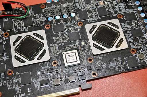 画像ギャラリー No.008のサムネイル画像 / ［COMPUTEX］PowerColor，「HD 7970 X2」カードの実動デモを展示。フルスペックのHD 7970を1枚のカードに2基搭載