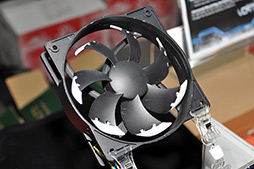 画像ギャラリー No.025のサムネイル画像 / ［COMPUTEX］PowerColor，「HD 7970 X2」カードの実動デモを展示。フルスペックのHD 7970を1枚のカードに2基搭載