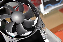 画像ギャラリー No.026のサムネイル画像 / ［COMPUTEX］PowerColor，「HD 7970 X2」カードの実動デモを展示。フルスペックのHD 7970を1枚のカードに2基搭載