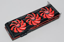 画像ギャラリー No.003のサムネイル画像 / 「Radeon HD 7990」レビュー。“AMD純正”の「デュアルHD 7970 GHz Edition」カードはGTX 690より速いのか 