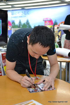 画像ギャラリー No.017のサムネイル画像 / サイバーコネクトツーの松山 洋氏が“うずまきピロシ”として登場。「NARUTO−ナルト− 疾風伝 ナルティメットインパクト」トークショウ