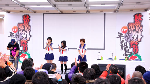 画像ギャラリー No.001のサムネイル画像 / 金元寿子さん，大亀あすかさん，伊瀬茉莉也さんが制服姿で登場。PSP用ソフト「フォトカノ」のステージイベント「プレフォトセッション」の模様をレポート
