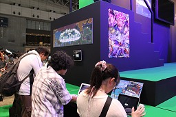 画像ギャラリー No.002のサムネイル画像 / ［TGS 2011］なぜに忍者がポールダンス？　スマートフォン向けゲームを展示していた「R-FORCE」ブースレポート