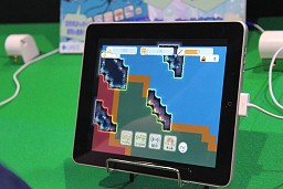画像ギャラリー No.005のサムネイル画像 / ［TGS 2011］なぜに忍者がポールダンス？　スマートフォン向けゲームを展示していた「R-FORCE」ブースレポート