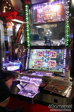 画像ギャラリー No.009のサムネイル画像 / 「モンハン」モチーフのメダルゲーム2機種が発表されたカプコンのプライベートショー。大画面とど派手なジャックポット演出に注目