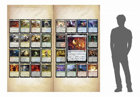 画像ギャラリー No.003のサムネイル画像 / 「MtG」コラボセット「指輪物語：中つ国の伝承」のカードを掲載した巨大ブックオブジェが品川駅に登場。数量限定で小冊子をプレゼント