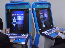 画像ギャラリー No.005のサムネイル画像 / タイトー新製品商談会レポートを掲載。自分好みにカスタマイズしたキャラが生き生きと動く「3Dコスプレ麻雀」などの「NESiCAxLive」タイトルも展示