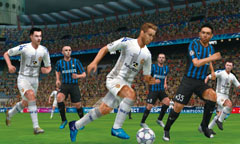 画像ギャラリー No.012のサムネイル画像 / 3DS用「ワールドサッカー ウイニングイレブン 2012」は，タッチ操作にも対応。フェイントも簡単