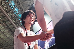 画像ギャラリー No.027のサムネイル画像 / ［TGS 2013］「BLAZBLUE」と「スパIV」のエキシビションマッチ。そしてカプコンタイトルの公式世界大会の日本予選が行われた，Mad Catzブースをレポート