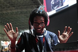 画像ギャラリー No.032のサムネイル画像 / ［TGS 2013］「BLAZBLUE」と「スパIV」のエキシビションマッチ。そしてカプコンタイトルの公式世界大会の日本予選が行われた，Mad Catzブースをレポート