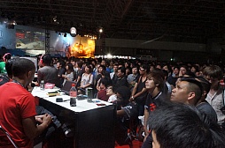画像ギャラリー No.033のサムネイル画像 / ［TGS 2013］「BLAZBLUE」と「スパIV」のエキシビションマッチ。そしてカプコンタイトルの公式世界大会の日本予選が行われた，Mad Catzブースをレポート