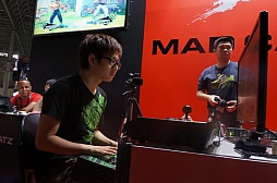 画像ギャラリー No.036のサムネイル画像 / ［TGS 2013］「BLAZBLUE」と「スパIV」のエキシビションマッチ。そしてカプコンタイトルの公式世界大会の日本予選が行われた，Mad Catzブースをレポート