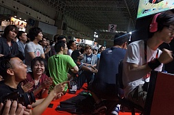 画像ギャラリー No.038のサムネイル画像 / ［TGS 2013］「BLAZBLUE」と「スパIV」のエキシビションマッチ。そしてカプコンタイトルの公式世界大会の日本予選が行われた，Mad Catzブースをレポート
