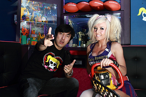 画像ギャラリー No.002のサムネイル画像 / ［E3 2012］「LOLLIPOP CHAINSAW」の発売まで残り約1週間。ド派手な宣伝用バスで須田剛一氏と“北米版ジュリエット”ことジェシカさんに意気込みを聞いた