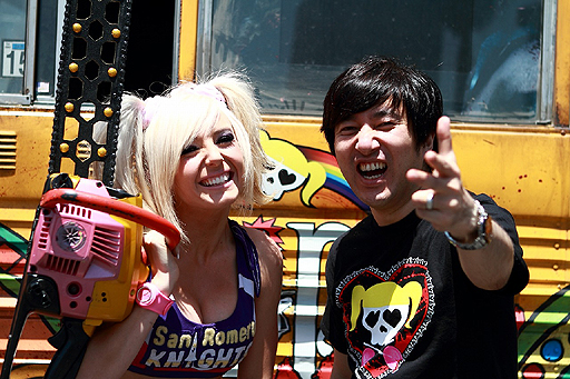 画像ギャラリー No.005のサムネイル画像 / ［E3 2012］「LOLLIPOP CHAINSAW」の発売まで残り約1週間。ド派手な宣伝用バスで須田剛一氏と“北米版ジュリエット”ことジェシカさんに意気込みを聞いた