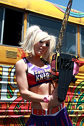 画像ギャラリー No.008のサムネイル画像 / ［E3 2012］「LOLLIPOP CHAINSAW」の発売まで残り約1週間。ド派手な宣伝用バスで須田剛一氏と“北米版ジュリエット”ことジェシカさんに意気込みを聞いた