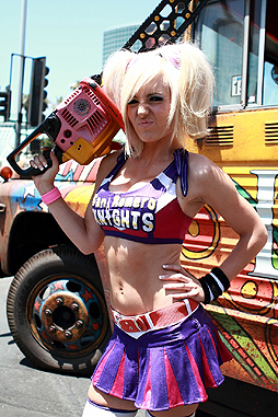 画像ギャラリー No.011のサムネイル画像 / ［E3 2012］「LOLLIPOP CHAINSAW」の発売まで残り約1週間。ド派手な宣伝用バスで須田剛一氏と“北米版ジュリエット”ことジェシカさんに意気込みを聞いた