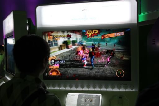 画像ギャラリー No.012のサムネイル画像 / 「LOLLIPOP CHAINSAW」ステージイベントで，ゲーム序盤の山場を開発スタッフが攻略。「Xbox 360 感謝祭」レポート
