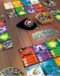 画像ギャラリー No.002のサムネイル画像 / ボードゲーム「SpellBook」の日本語版「宵と暁の呪文書」が9月下旬発売へ。「スシゴー」や「ギズモ」のPhil Walker-Harding氏による最新作
