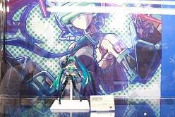 画像ギャラリー No.022のサムネイル画像 / 「コミックマーケット80」がいよいよ開幕。PSP「まどか☆マギカ」のパッケージやパチスロ版「ToHeart2」も見られた夏コミ初日の企業ブースをレポート