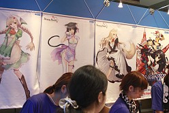 画像ギャラリー No.023のサムネイル画像 / 「コミックマーケット80」がいよいよ開幕。PSP「まどか☆マギカ」のパッケージやパチスロ版「ToHeart2」も見られた夏コミ初日の企業ブースをレポート