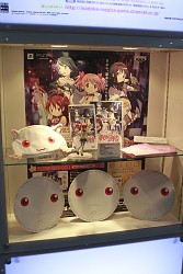 画像ギャラリー No.029のサムネイル画像 / 「コミックマーケット80」がいよいよ開幕。PSP「まどか☆マギカ」のパッケージやパチスロ版「ToHeart2」も見られた夏コミ初日の企業ブースをレポート